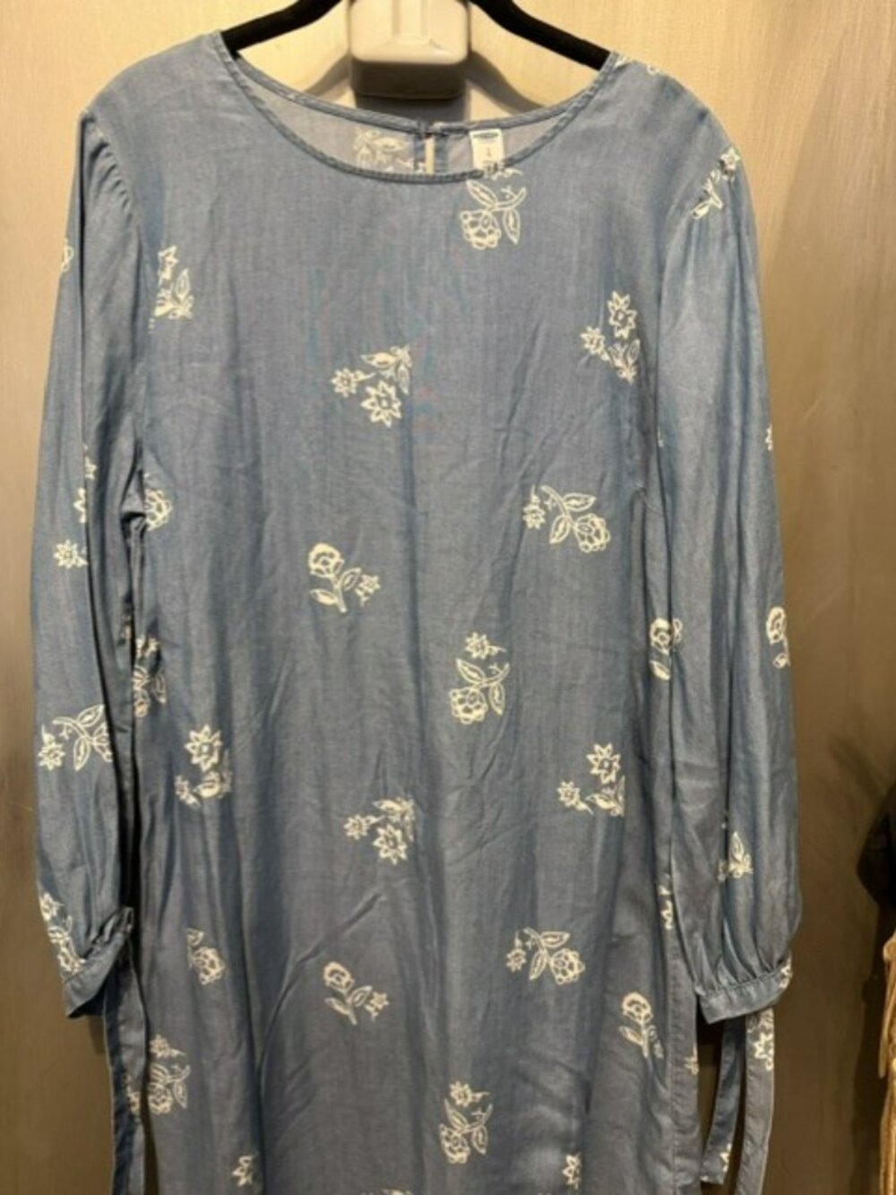 Blue chambray Old Navy white floral print shift mini dress and tie-detail sleeve - Picture 5 of 16